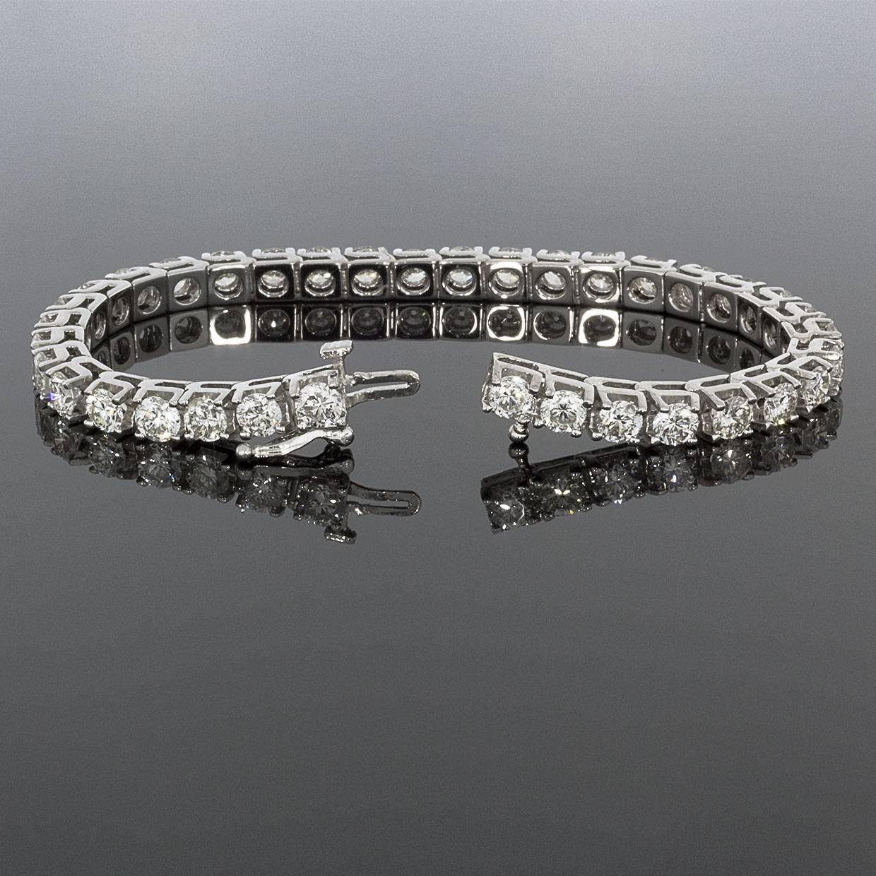 Round Diamond Prong Set White Gold Tennis Line Bracelet In Excellent Condition In Columbia, MO