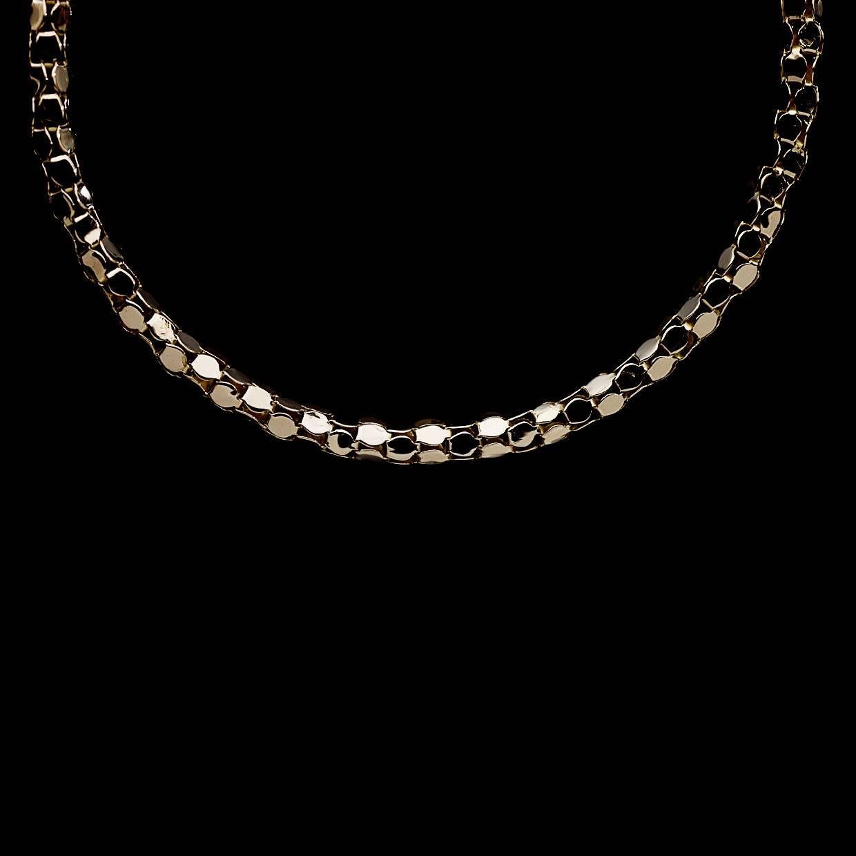 This lovely necklace offers a classy & timeless look. This necklace is made of solid 18 karat rose gold and features a unique round box style design. It measures 18