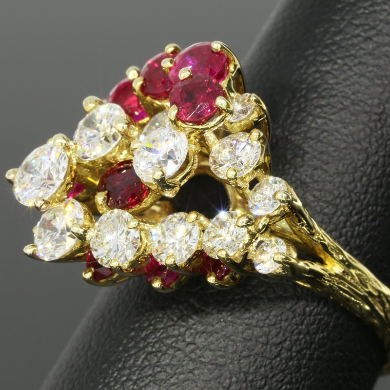 Beautiful Vintage 18kt Yellow Gold 5.18ctw Ruby and Diamond Swirl Ring In Excellent Condition In Columbia, MO