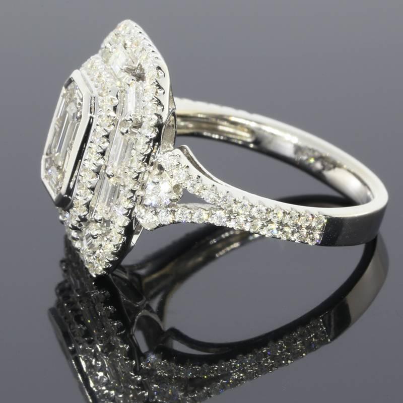 Halo-Ring aus Gold mit Smaragd und Baguette-Diamant 2