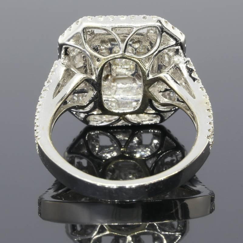 Halo-Ring aus Gold mit Smaragd und Baguette-Diamant 3