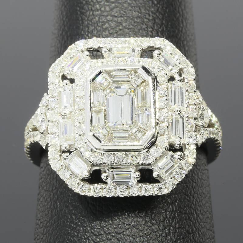 Der Ring enthält runde Diamanten im Brillant-, Smaragd- und Baguetteschliff mit einem Gesamtgewicht von 2,00 Karat. Die Diamanten sind von der Farbe her F/G und von der Reinheit her VVS2. Die Diamanten sind in einem breiten Ring im Multi-Halo-Stil