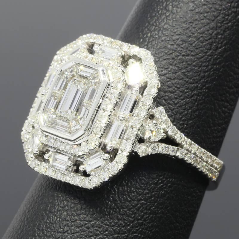 Halo-Ring aus Gold mit Smaragd und Baguette-Diamant im Zustand „Neu“ in Columbia, MO
