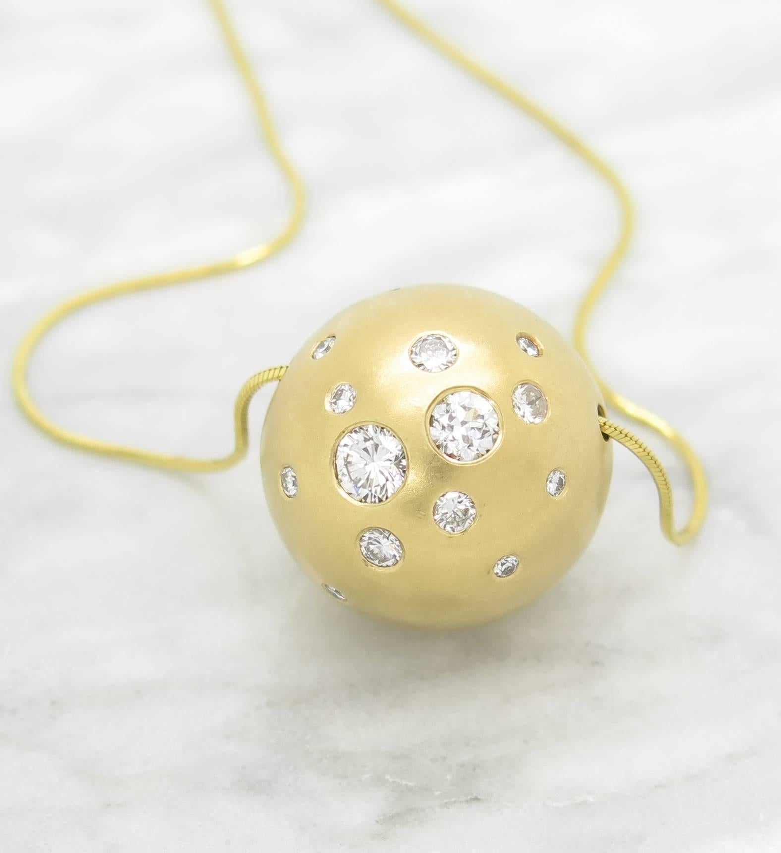 Der Anhänger ist mit 15 runden Diamanten im Brillantschliff mit einem Gesamtgewicht von 1::25 Karat besetzt. Der größte Diamant hat einen Durchmesser von etwa 0::50 ct. Die Diamanten sind von der Farbe her F-G und von der Qualität her VS1-VS2. Die