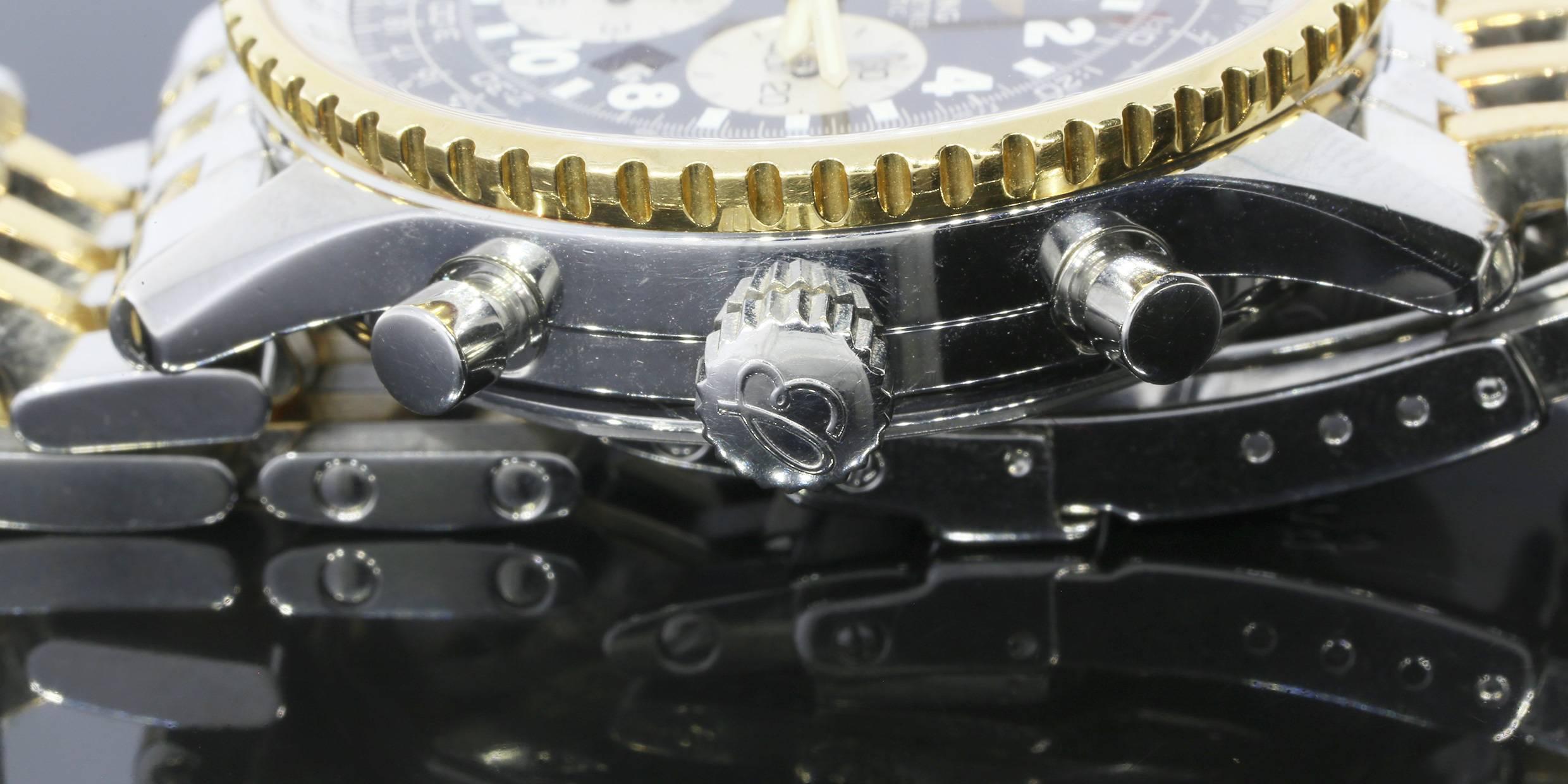 Ce superbe garde-temps Breitling est parfait pour tout collectionneur de montres ! La montre-bracelet est une Cosmonaute Navitimer Two-Tone avec un cadran bleu foncé. Le bracelet et le boîtier sont en or jaune 18 carats et en acier inoxydable. La