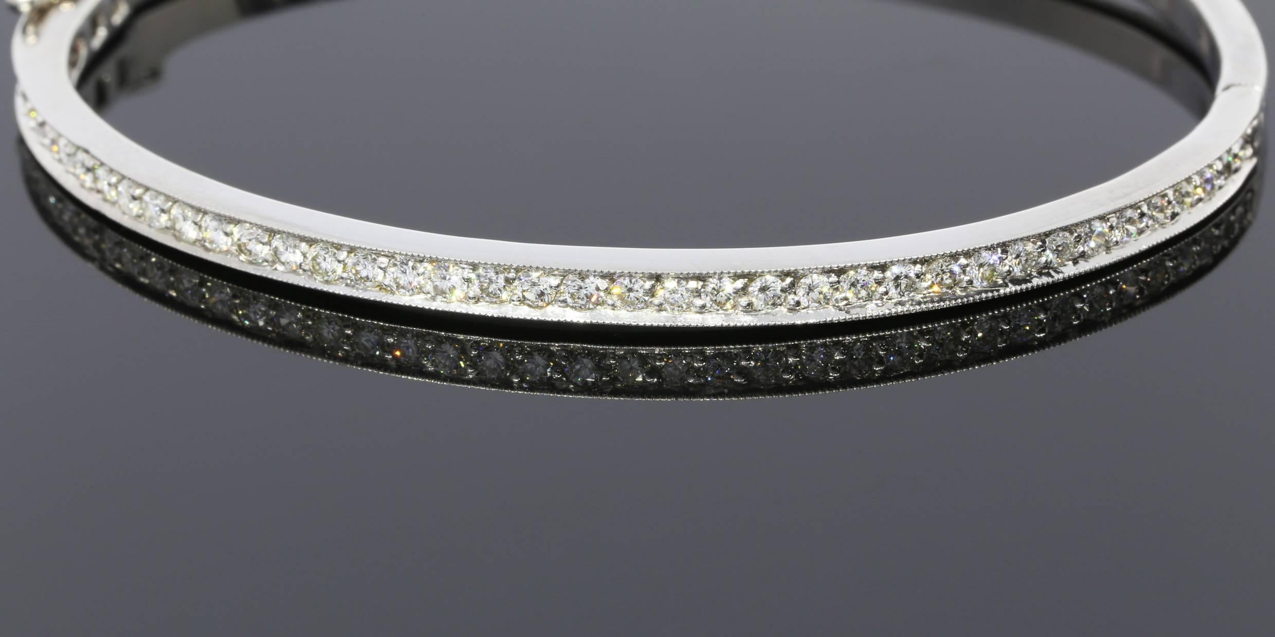 1.33 Carat Round Diamonds Pave Hinged Gold Bangle Bracelet In Excellent Condition In Columbia, MO