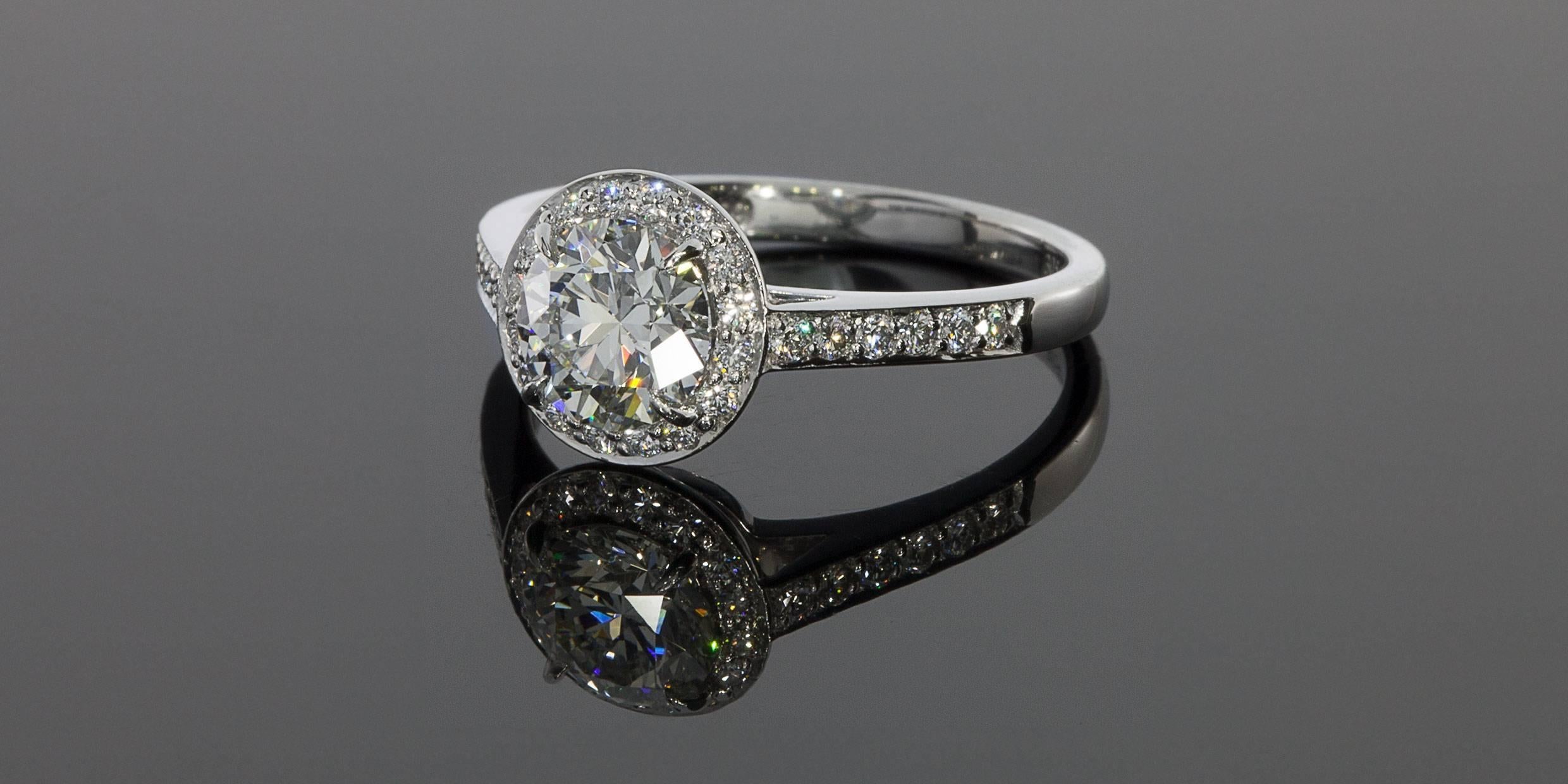 Die Tiffany Embrace Kollektion bietet zeitlos schöne Ringe &:: die makellos verarbeitet sind und spektakulären Glanz & Glamour ausstrahlen. Der Name kommt daher:: dass der Mittelstein von einer Lünette aus funkelnden Diamanten umgeben ist. Lassen