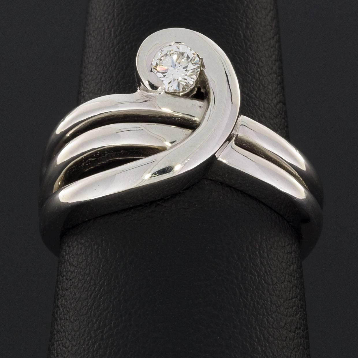 Women's White Gold Round Diamond Wide Solitaire Swirl Ring For Sale