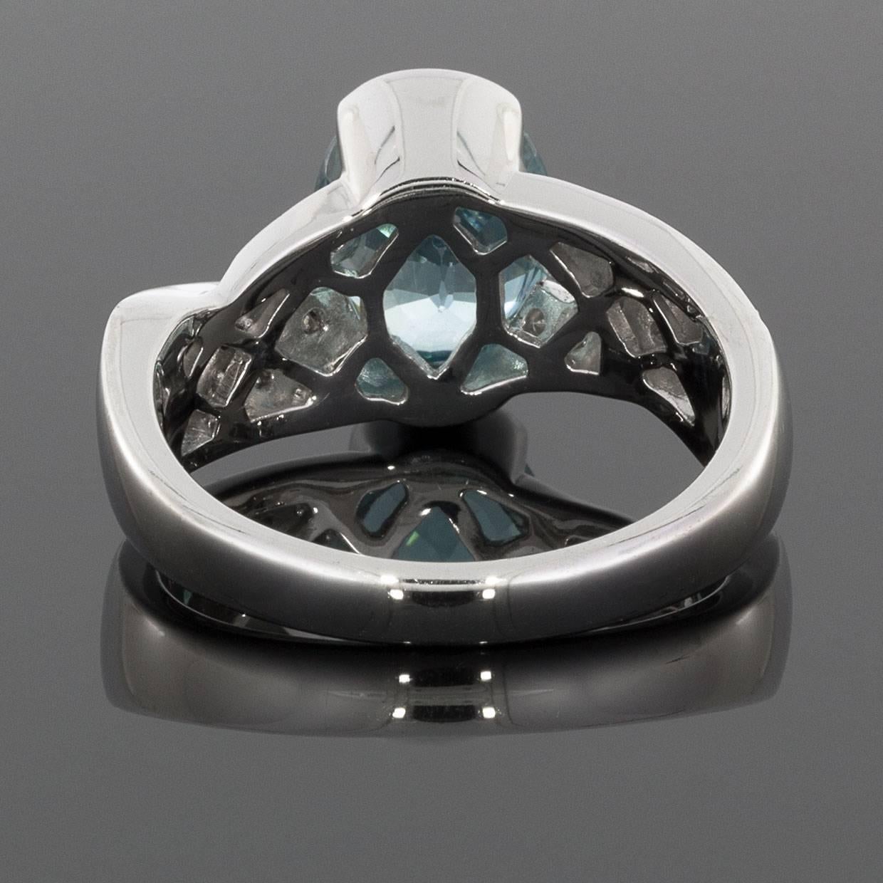 4 Carat Oval Blue Zircon Diamond Pave White Gold Twist Ring In New Condition In Columbia, MO