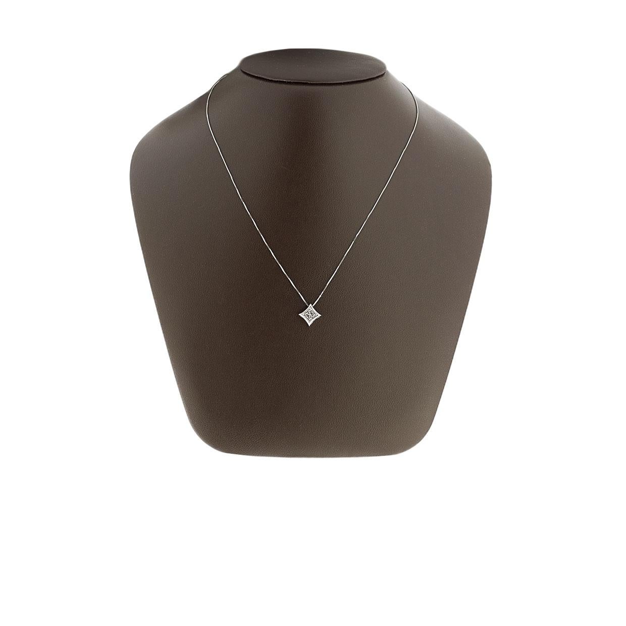 Item Details:
Estimated Retail - $2,700.00
Collection - Bezel Star
Metal - 14 Karat White Gold
Total Carat Weight (TCW) - 0.60 ctw
Style - Solitaire Pendant & Chain
Fastening - Spring Ring
Length (inches) - 18.00 in
Pendant L x W - 12.2 X 12.2