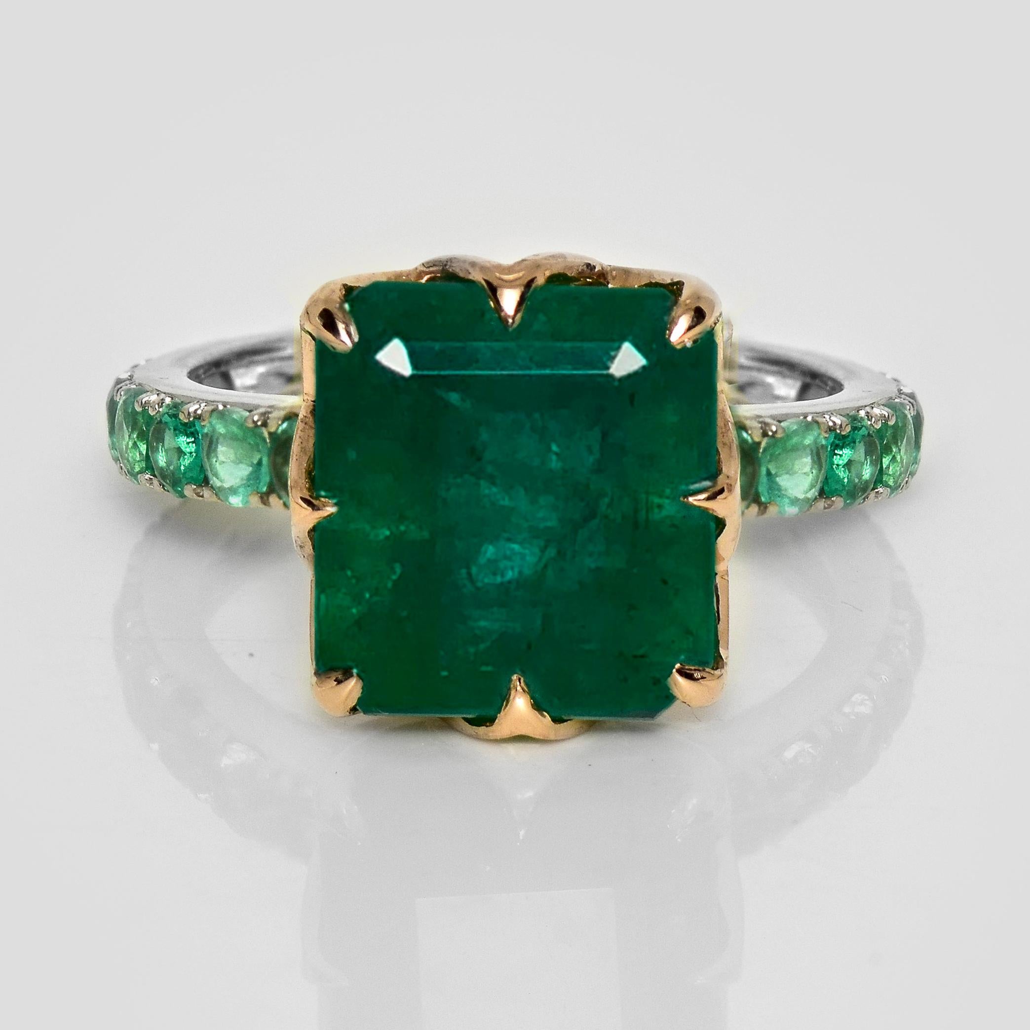 *IGI 6.50 Ct 14K Dual Color Gold Sambia Vivid Green Emerald Verlobungsring*

Wunderschöner 14 Karat Weiß-/Roségold-Cocktailring mit einem natürlichen grünen Smaragd von 6,50 Karat in bester Qualität als Mittelstein, umgeben von natürlichen runden