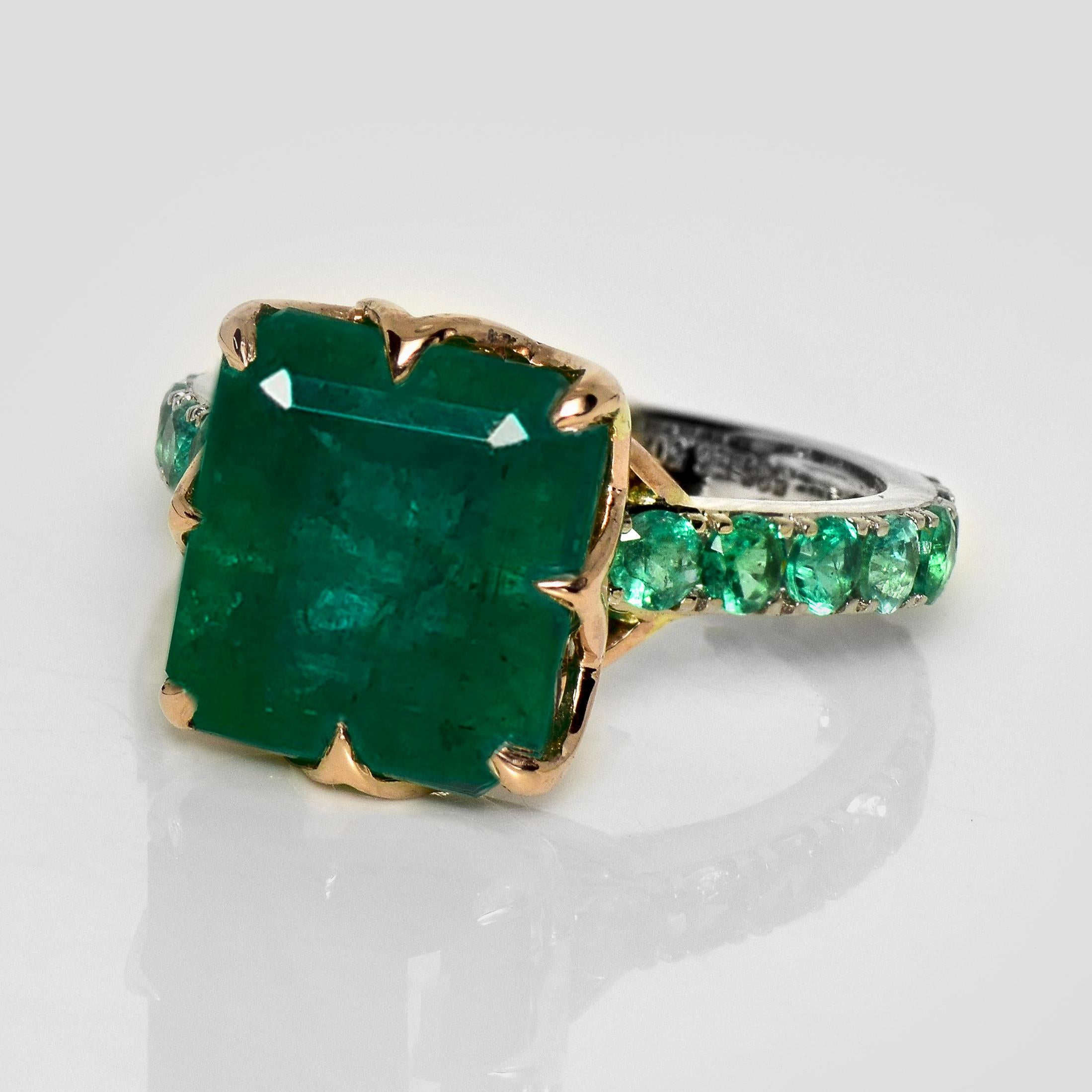 IGI 6,50 Ct 14K Dual Color Gold Sambia Vivid Green Emerald Verlobungsring (Zeitgenössisch) im Angebot