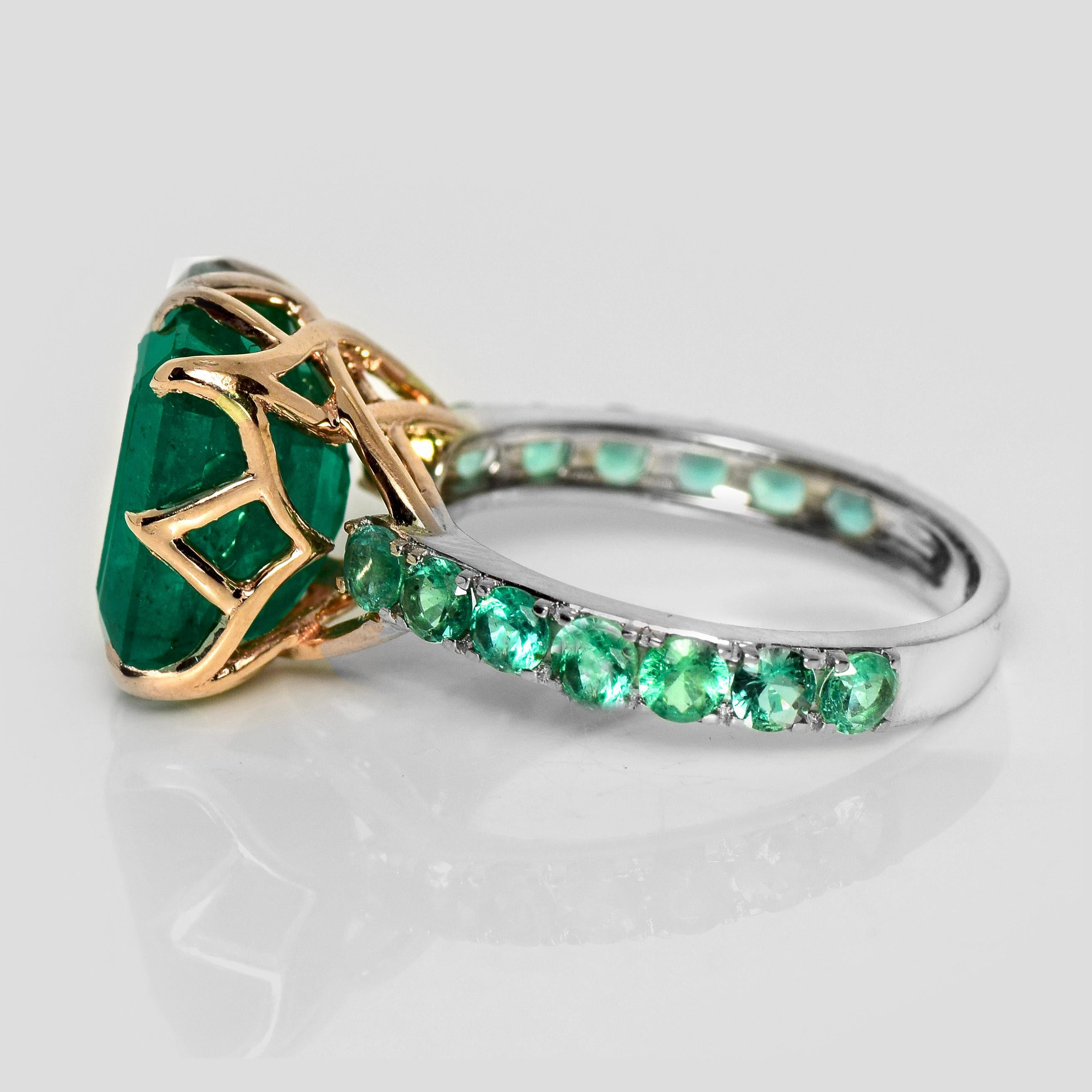 IGI 6,50 Ct 14K Dual Color Gold Sambia Vivid Green Emerald Verlobungsring (Smaragdschliff) im Angebot