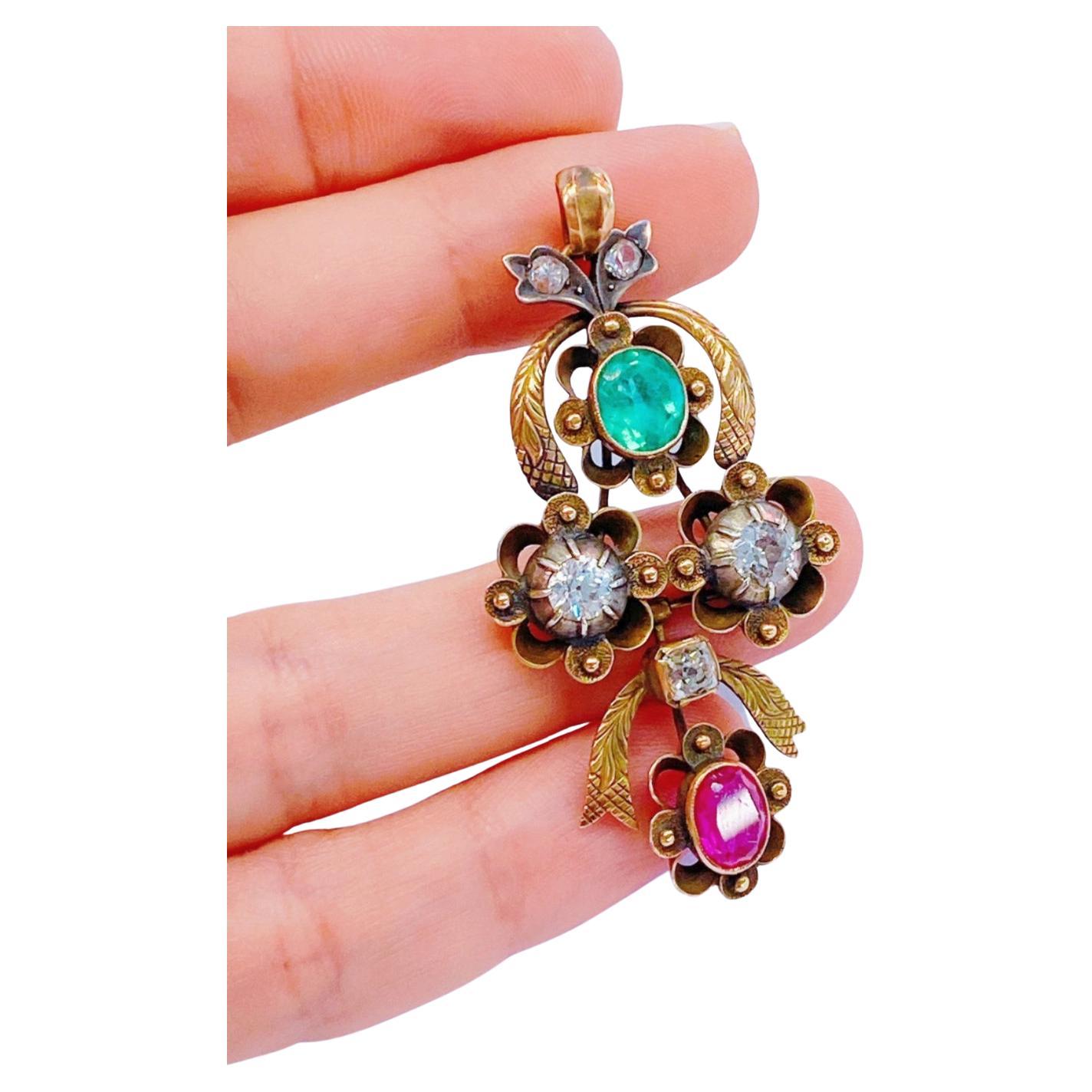 Antico pendente russo con diamante centrato da un rubino naturale con un diametro di 8,61mm×6mm e da una pietra naturale di smeraldo verde con un diametro di 7,7mm×6,65mm e da 2 diamanti taglio old mine ciascuno con un diametro di 5,47mm peso totale