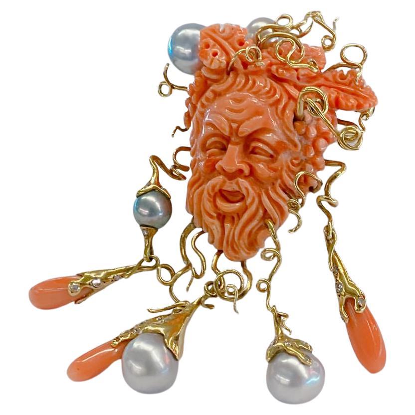 Pendentif broche vintage camée en or avec corail, diamants et perles des mers du Sud en vente