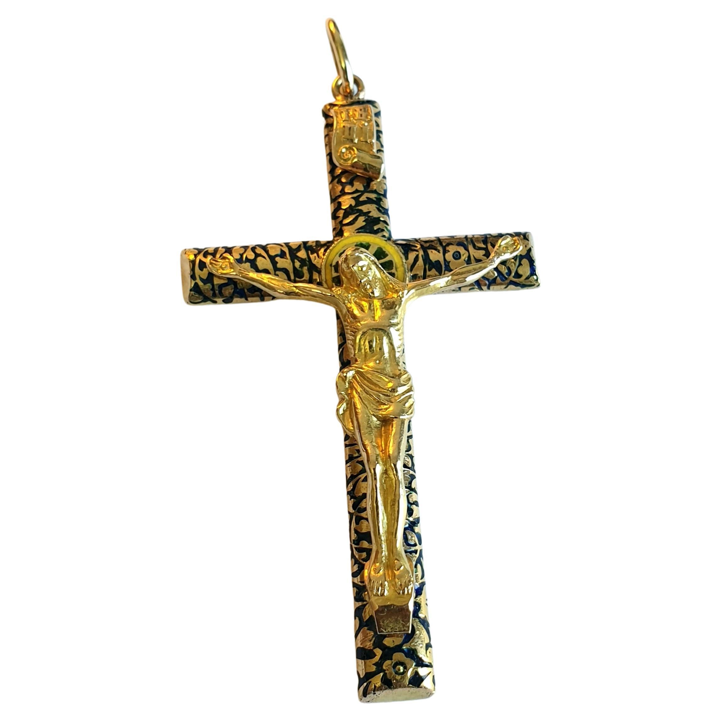 Pendentif en or russe 14k de grande taille, 7 cm de long, en or massif avec la statue de Jésus-Christ sur la croix, décoré d'émail noir. Le pendentif est marqué de l'étalon d'or impérial russe 56 et de la marque d'essai de Moscou et date de l'ère