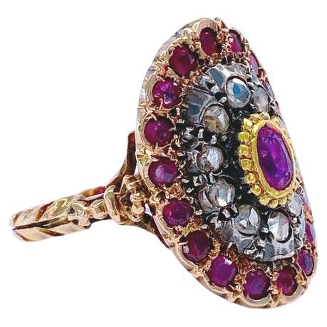 Antiguo anillo de rubí centrado con 1 rubí natural ovalado en cabeza de anillo ovalada flanqueada con varios diamantes talla rosa y rubíes con mano de obra detallada en engaste de oro de 14k con peso total estimado de 2 quilates diámetro de la