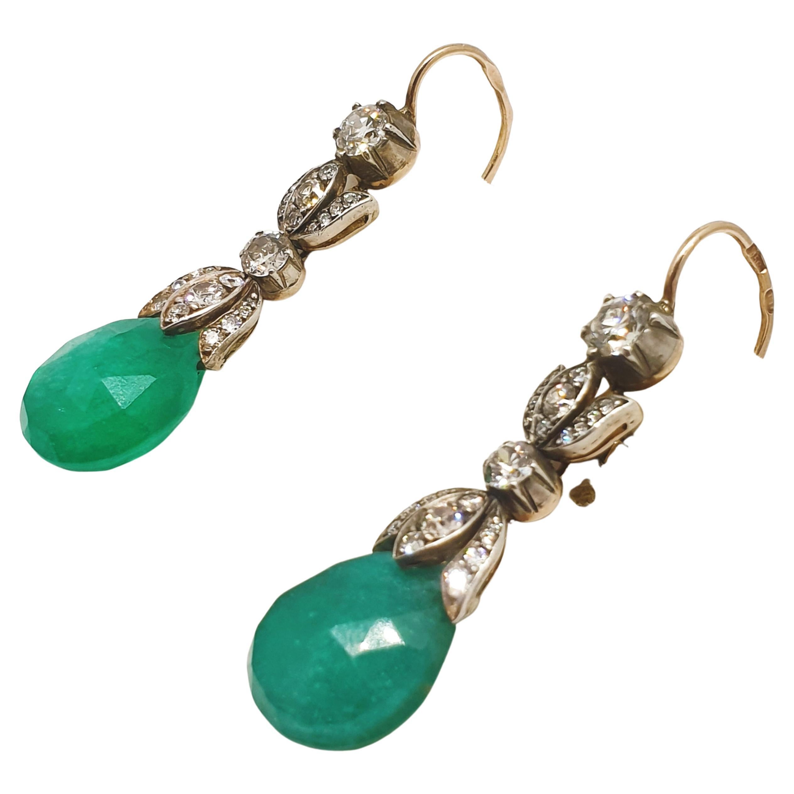 Antike baumelnde Ohrringe aus Gold mit Smaragd und Diamant im alten Minenschliff Damen im Angebot
