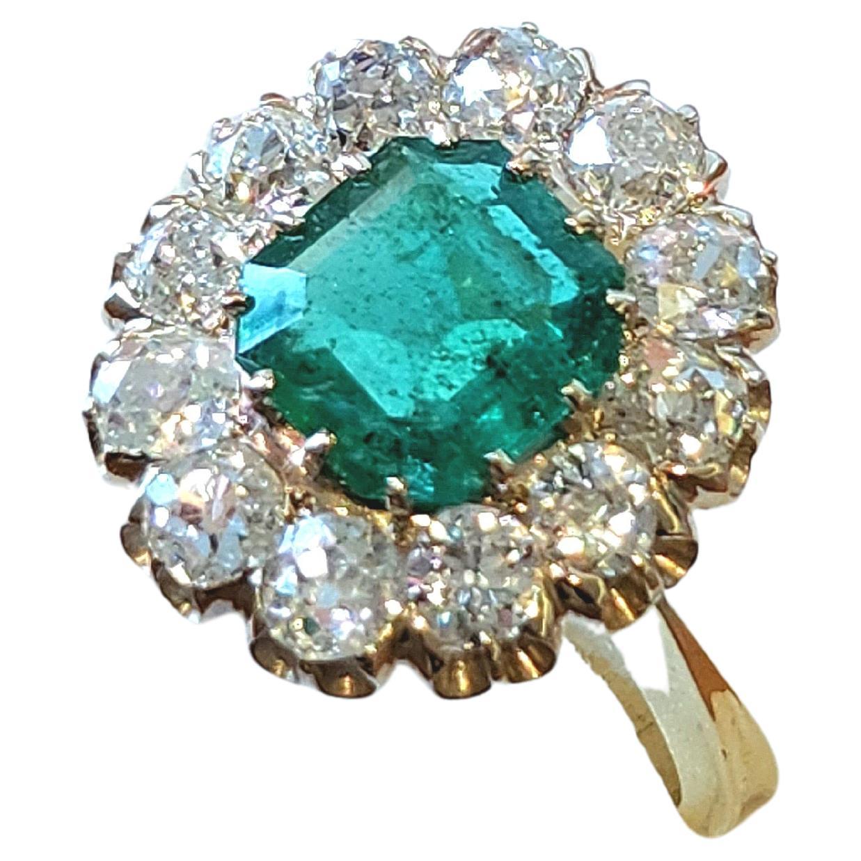 Anillo de Oro Vintage con Esmeralda y Diamantes talla Mina Antigua