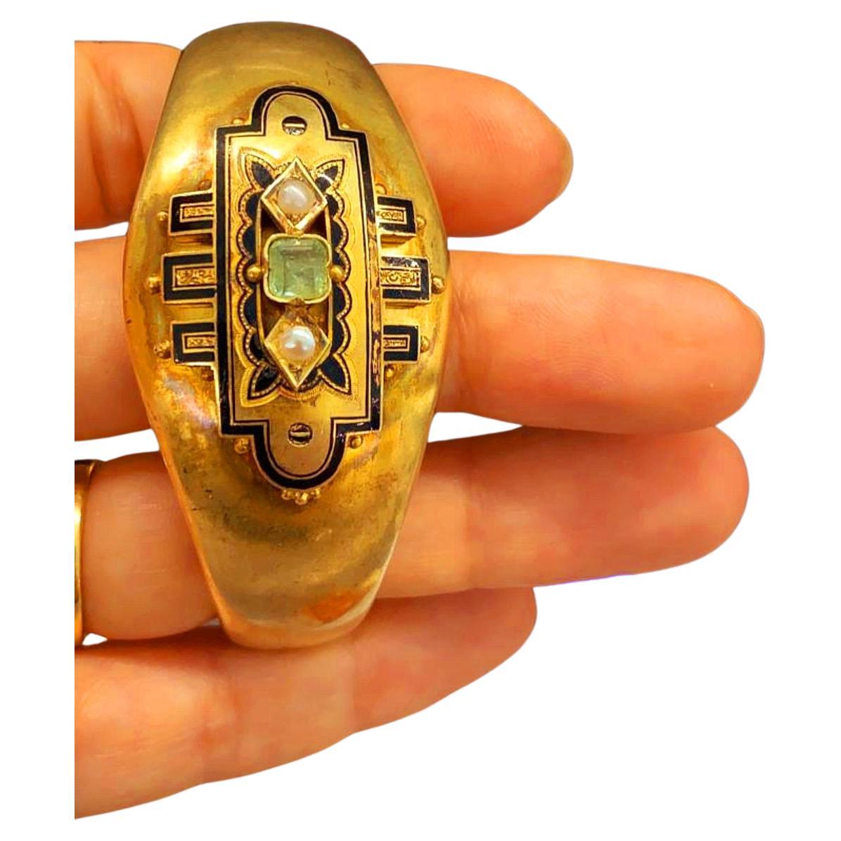Antique 14k gold large heavy bangle bracelet from the austro hungerian empire era 1880/1900.c Centré avec natural green emerald and seed pearls decorted with black emamel with total gold weight of 29.50 grams hall marked with letter A for vienna