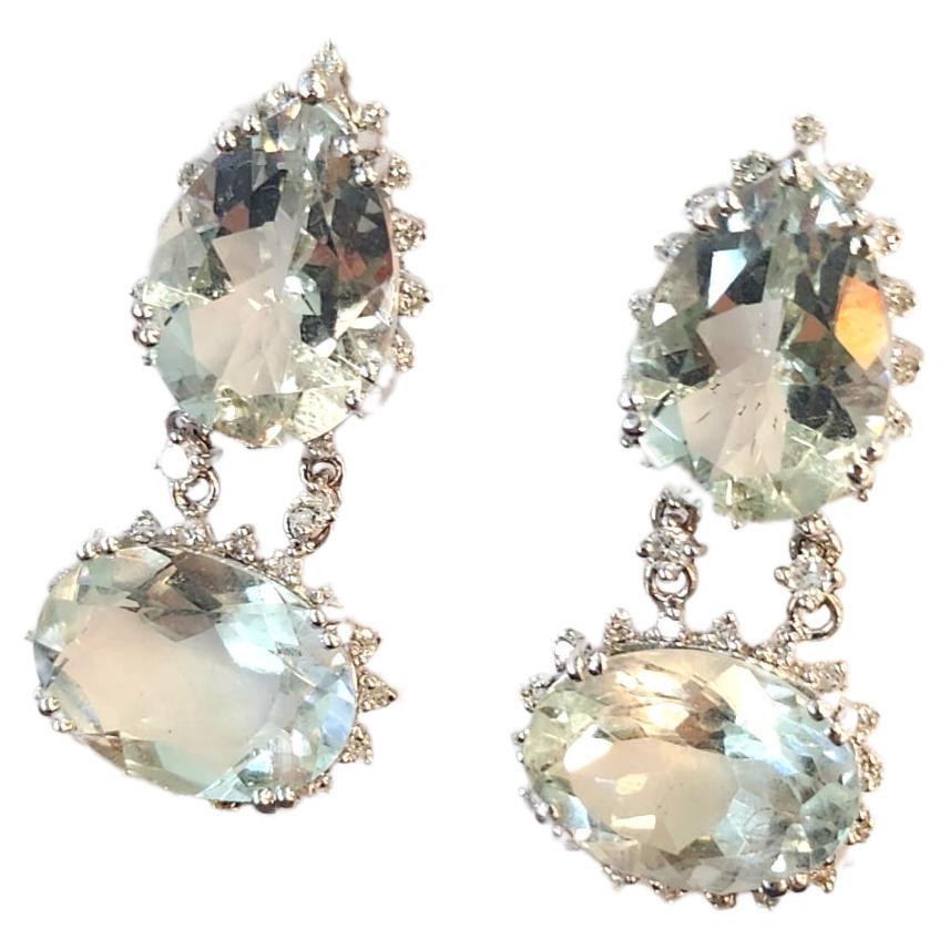 Boucles d'oreilles en or blanc 18k centrées et surmontées de 4 grandes aigue-marines naturelles ovales de couleur bleu pâle d'un poids estimé de 18 carats flanquées de diamants de taille brillant boucles d'oreilles longueur 4.5 cm fabriquées en