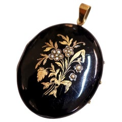 Antiguo Colgante Relicario de Esmalte Negro de 1880
