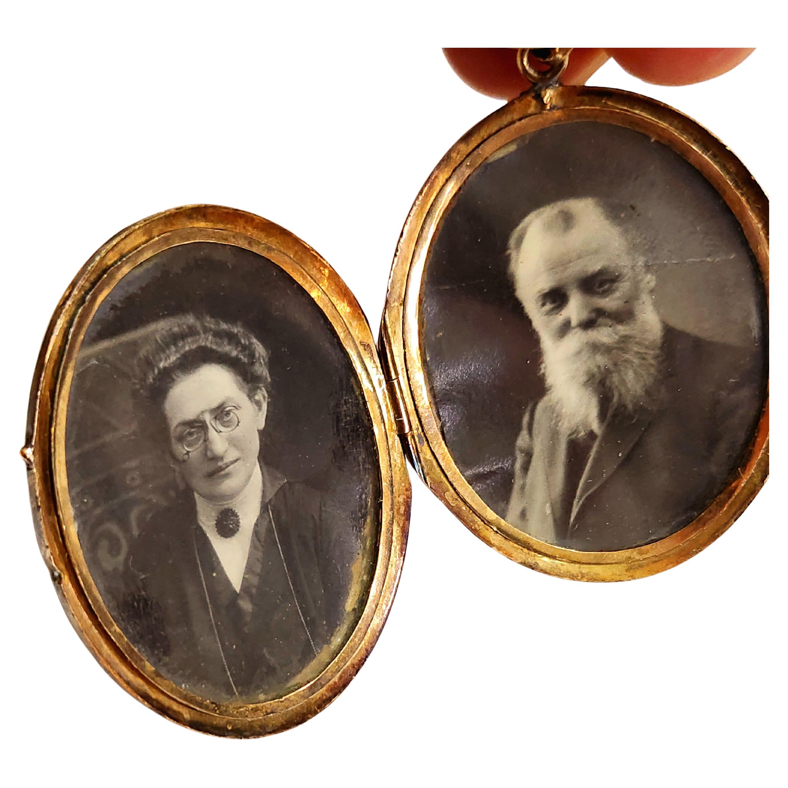 Antiguo colgante relicario de la era astrohungeriana de 1880 con fotos de perfil originales en esmalte negro decorado en artnoveu designe y perla de semilla longitud total del colgante 5cm