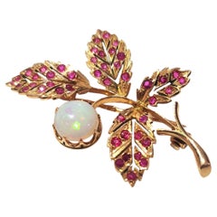 Antica spilla russa in oro con foglie di rubino e opale