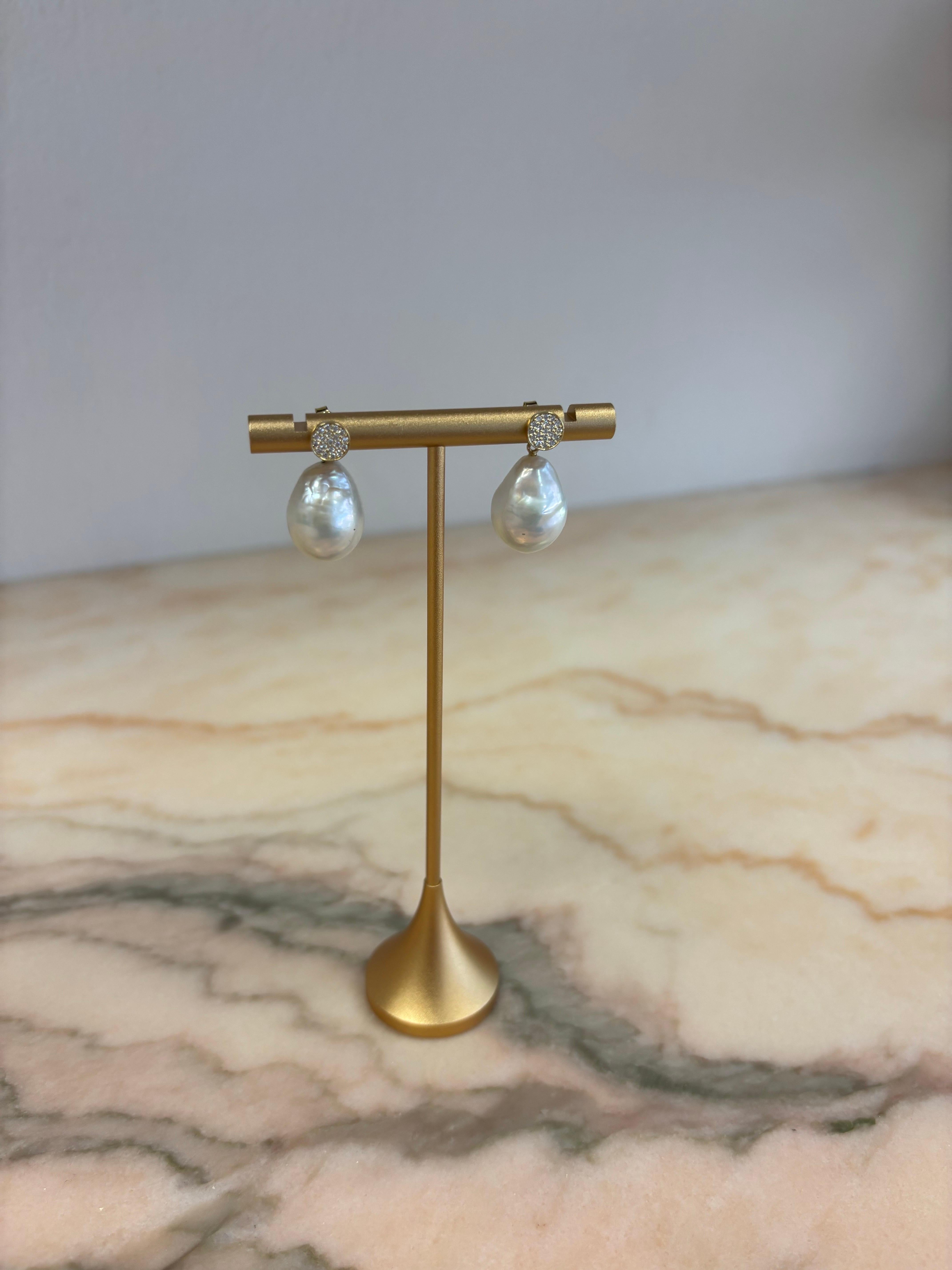 Our ‘Diamond Disk Earrings’ feature a pair of glimmering diamond disks (width 7mm), set in 18Karat Gold and detachable baroque pearls. The diamond disk studs can be worn on their own as the perfect everyday luxury stud earring, or with the addition