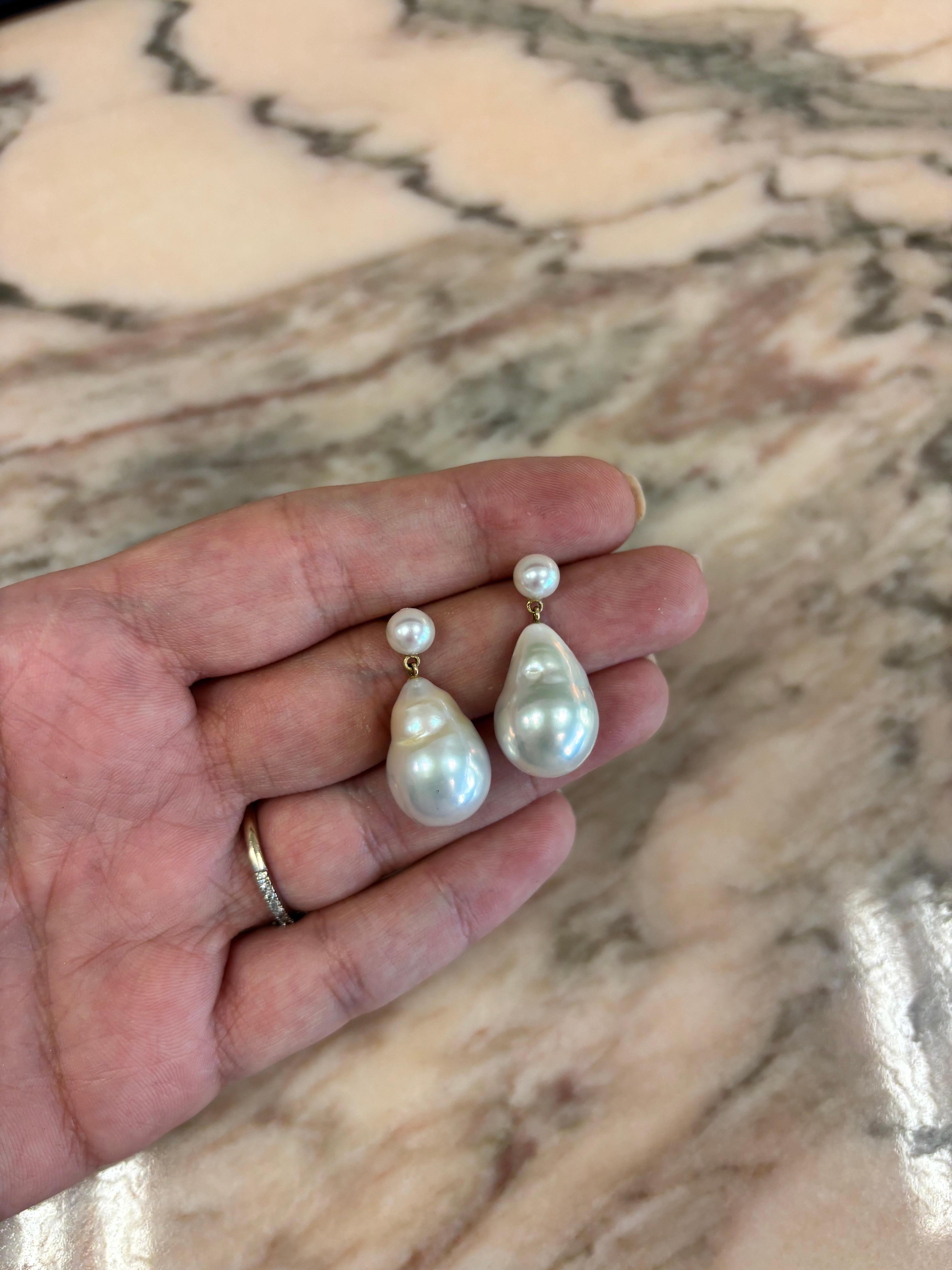 I nostri orecchini Pearl Duo di Michelle Massoura sono realizzati a mano in oro giallo 18 carati e presentano un paio di mini perle d'acqua dolce rotonde infilate in perle uniche d'acqua dolce di forma barocca. 

Questa bellissima coppia descritta