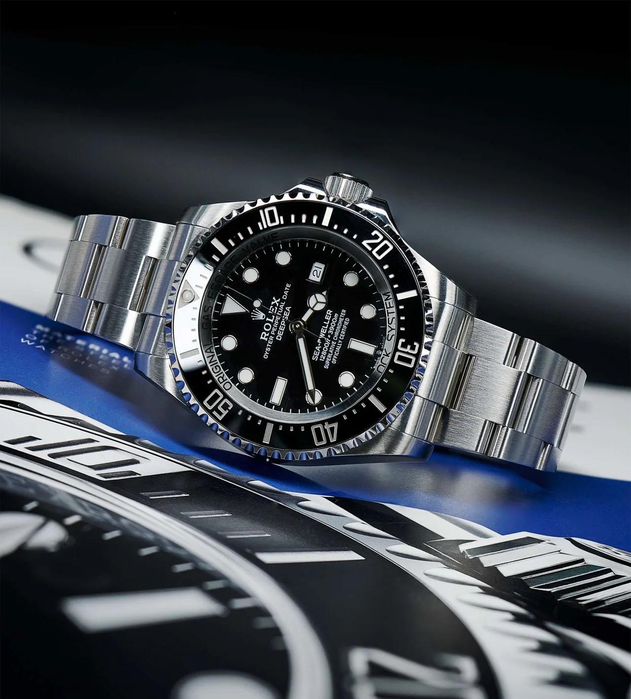 Il Rolex Submariner 41 mm (126610LN) è un'icona moderna degli orologi subacquei di lusso, che fonde perfettamente stile, funzionalità e un'eccezionale maestria. Alloggiato in una robusta cassa in acciaio inossidabile, sfoggia un sorprendente