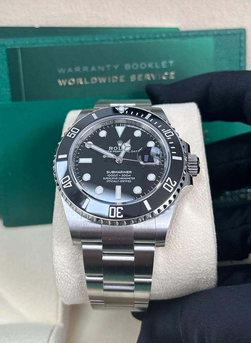 Rolex Submariner 41 mm - Orologio con data in acciaio inossidabile - Quadrante nero (Ref# 126610LN) in vendita 3