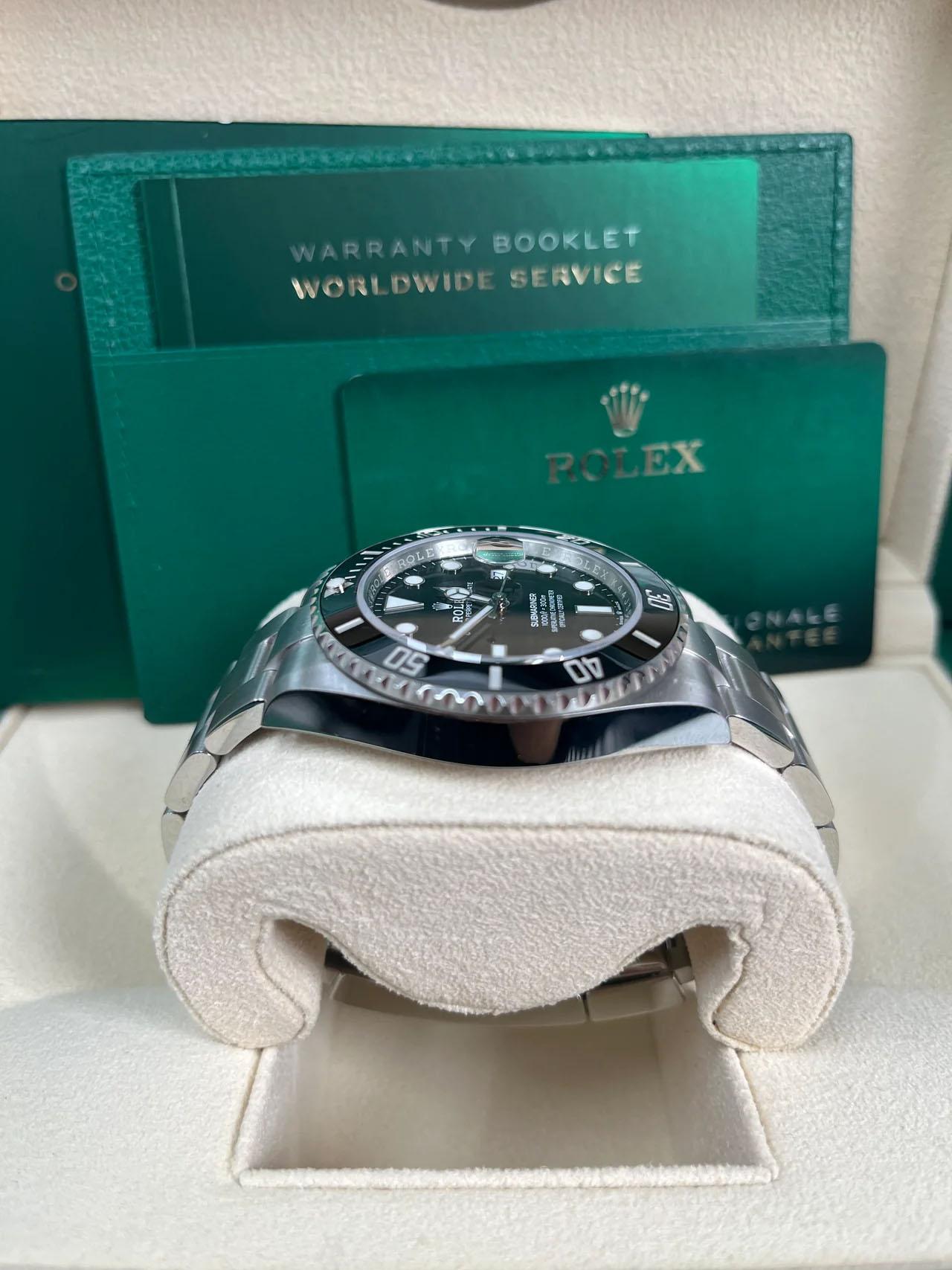 Rolex Submariner 41 mm - Orologio con data in acciaio inossidabile - Quadrante nero (Ref# 126610LN) in vendita 6