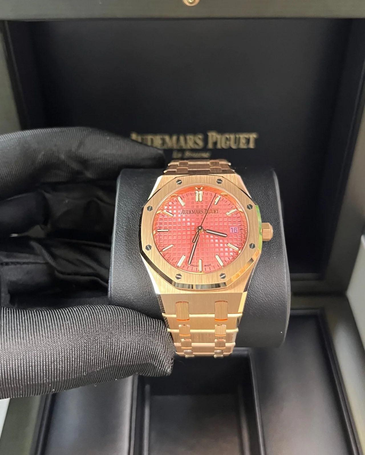 Die Audemars Piguet Royal Oak Selfwinding Rose Gold Pink Dial 34mm (Ref. 77450OR.OO.1361OR.01) ist ein luxuriöser und anspruchsvoller Zeitmesser, der im Jahr 2024 eingeführt wurde und das ikonische Design der Marke mit zeitgenössischer Eleganz
