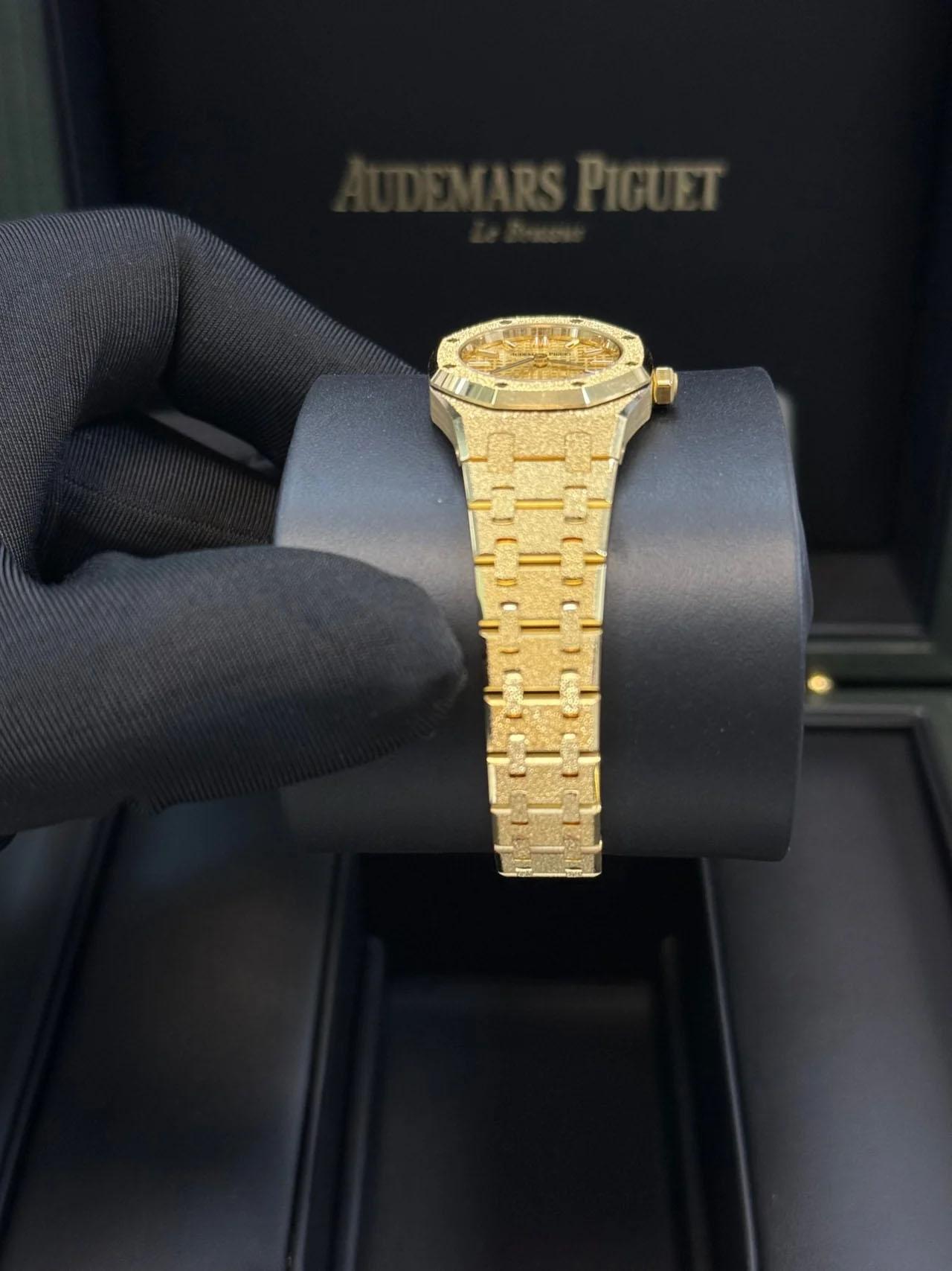 Audemars Piguet Royal Oak Mini Quartz or jaune givré 67630BA.GG.1312BA.01 en vente 1