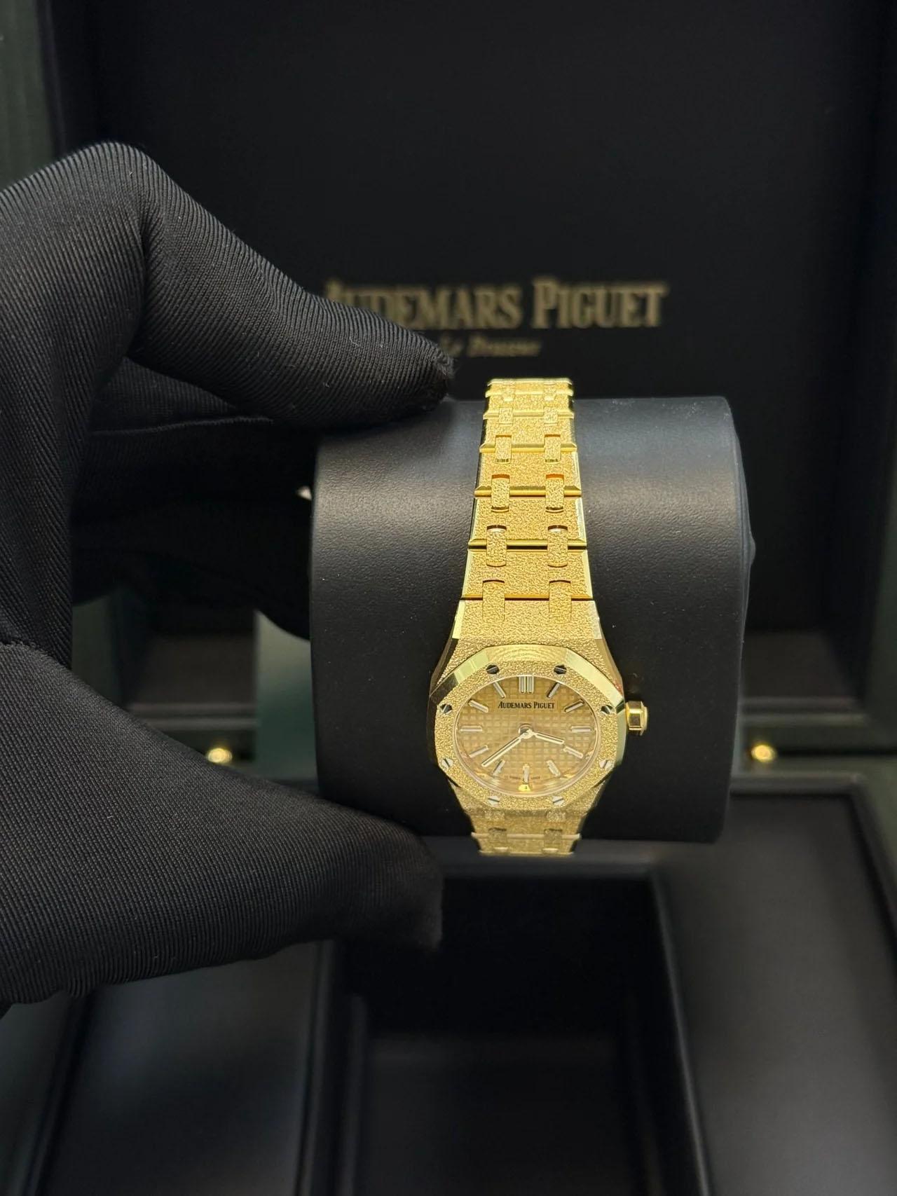 Ce garde-temps exquis met en valeur la signature artisanale d'Audemars Piguet, présentée dans un boîtier raffiné de 23 mm méticuleusement réalisé en or jaune 18 carats. La montre offre une élégance discrète avec son cadran en or jaune, orné du motif