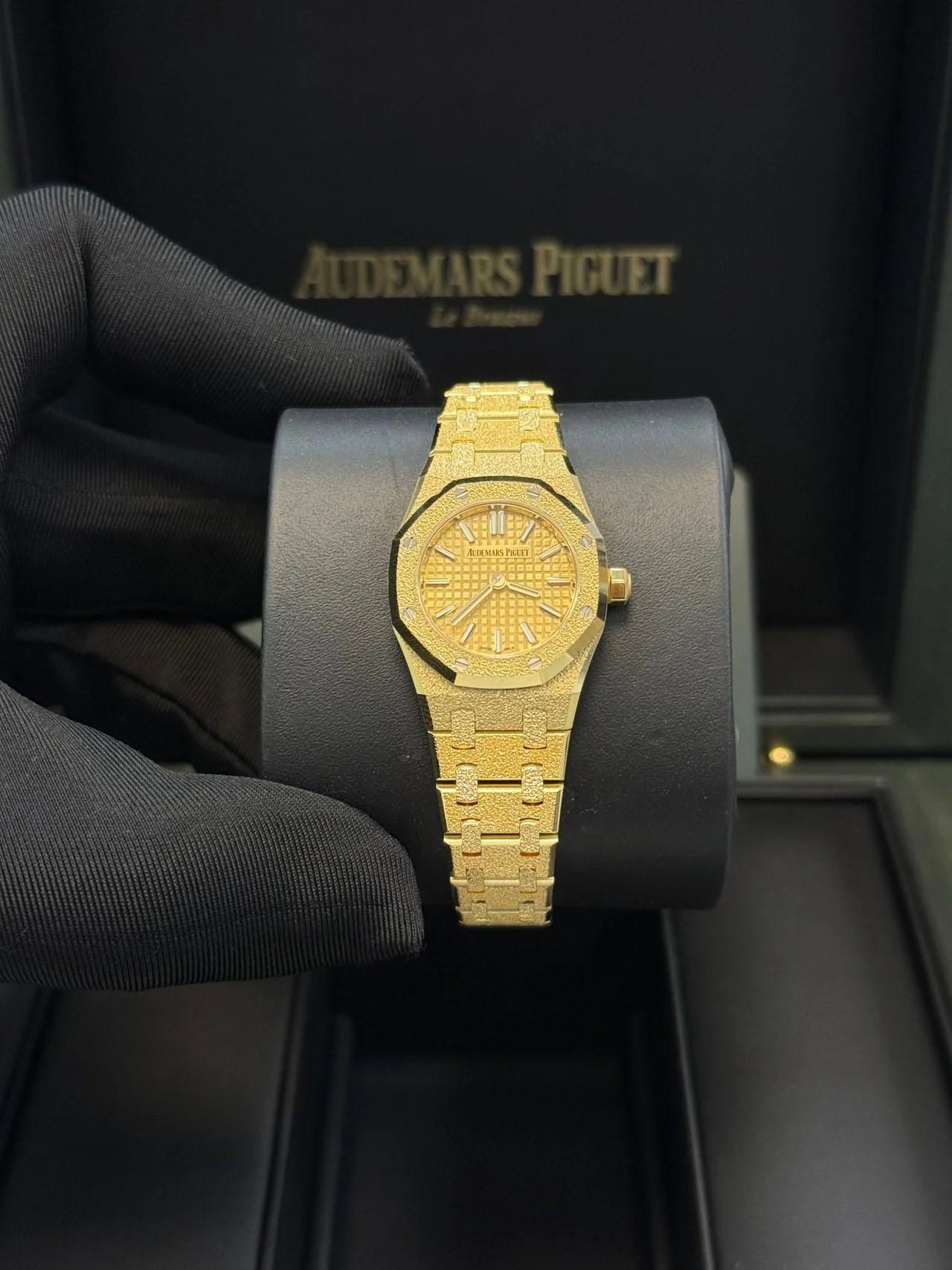 Audemars Piguet Royal Oak Mini Quartz or jaune givré 67630BA.GG.1312BA.01 en vente 2