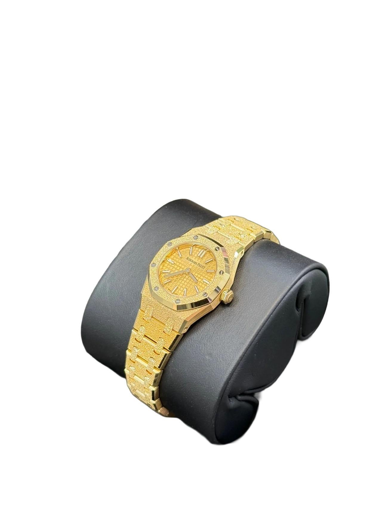 Audemars Piguet Royal Oak Mini Quartz or jaune givré 67630BA.GG.1312BA.01 en vente 4