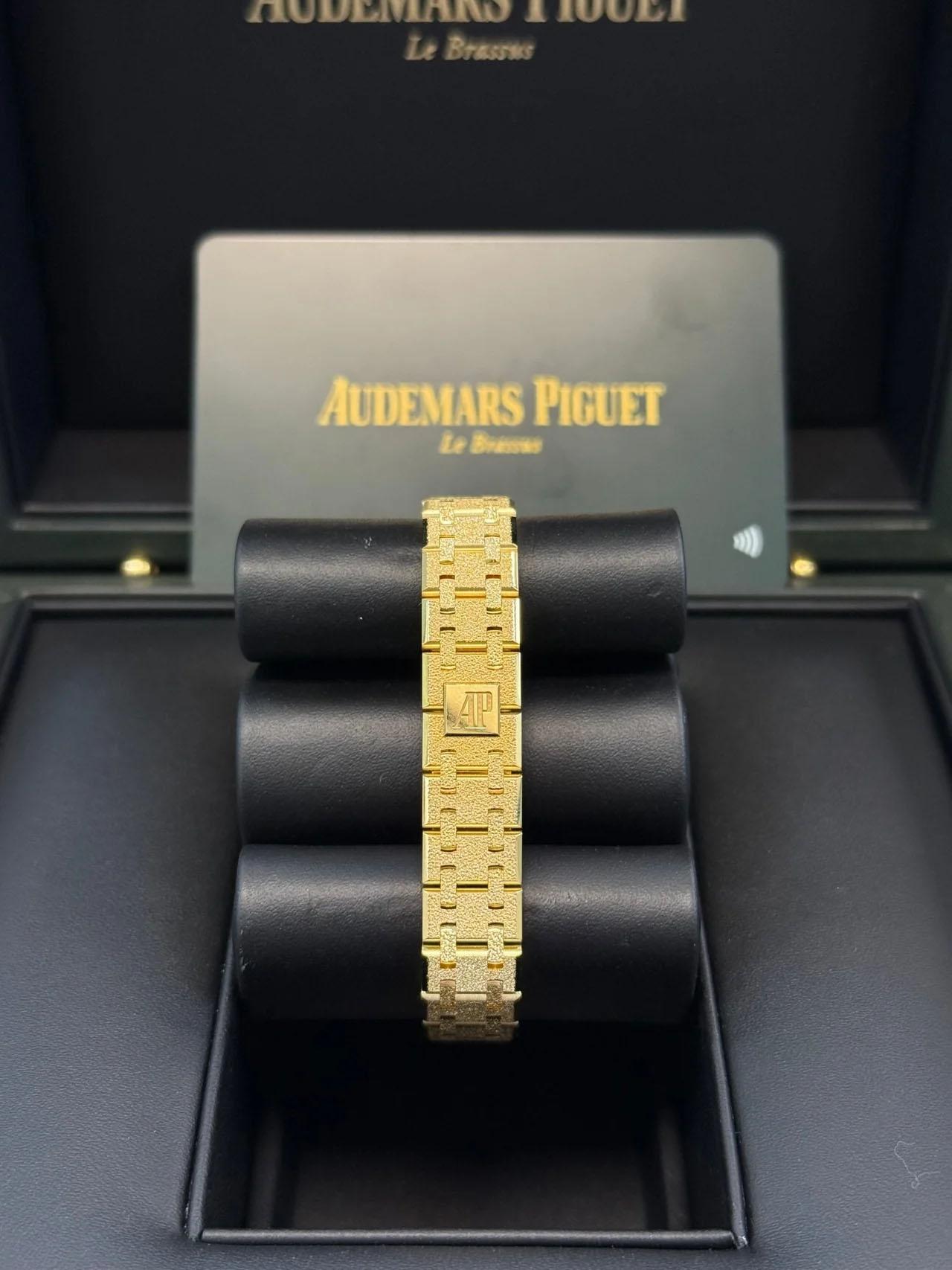 Audemars Piguet Royal Oak Mini Quartz or jaune givré 67630BA.GG.1312BA.01 en vente 5