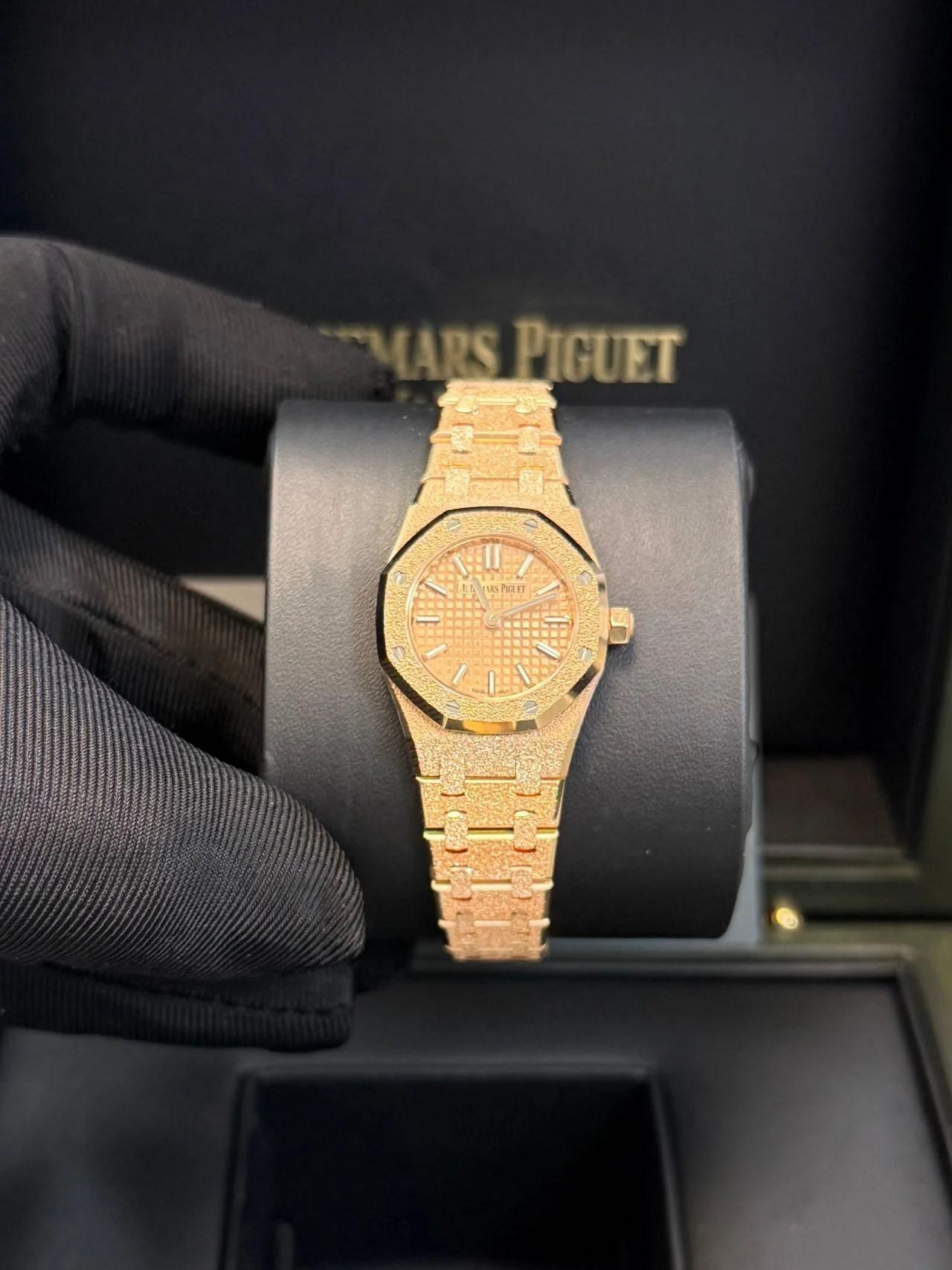 Dieser elegante Zeitmesser aus dem Jahr 2024 verfügt über ein raffiniertes 23-mm-Gehäuse aus 18 Karat Rotgold, das für Luxus und Raffinesse steht. Das roségoldfarbene Zifferblatt ist mit dem berühmten 