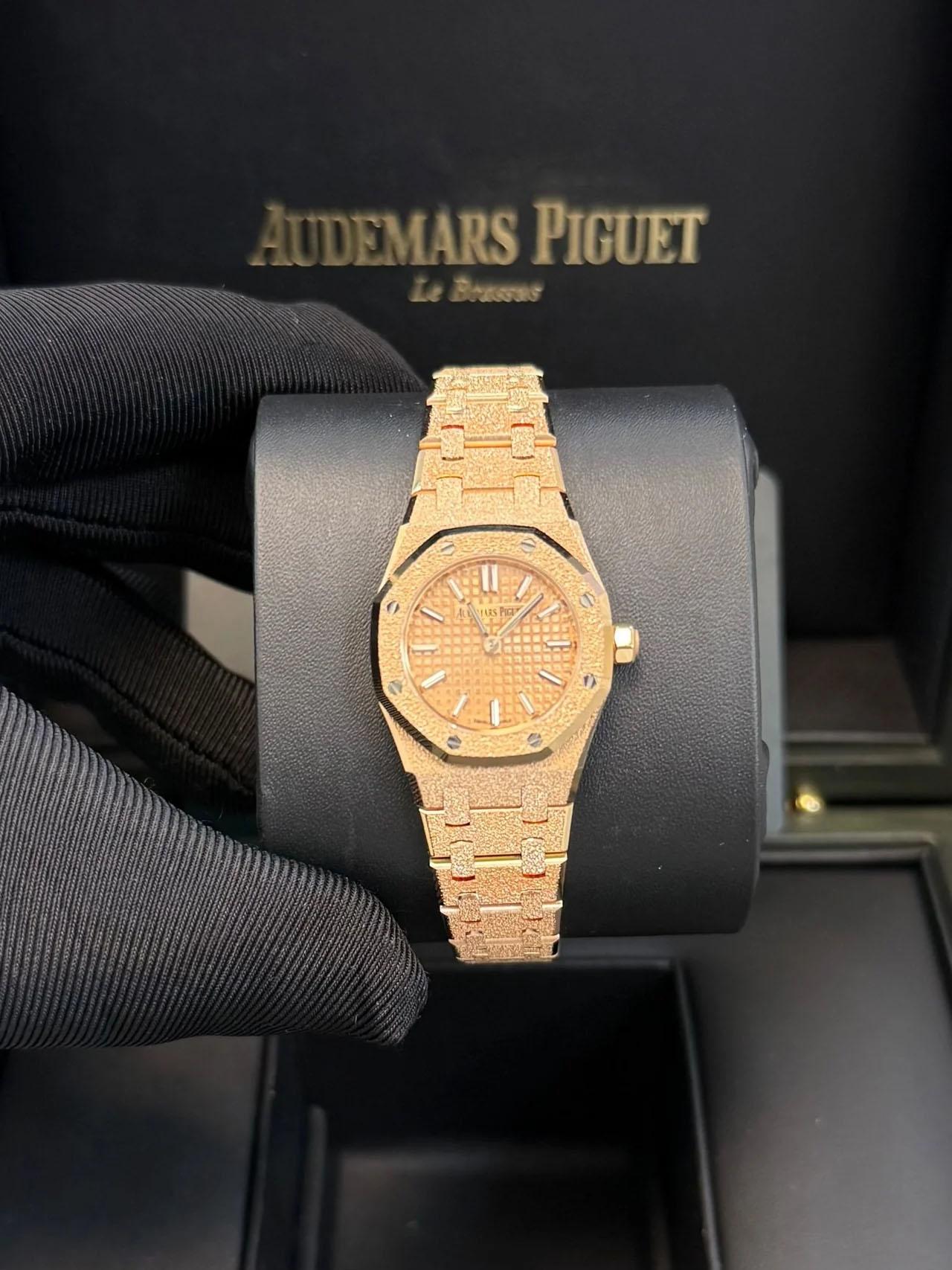 Audemars Piguet ROYAL OAK MINI FROSTED GOLD QUARTZ Ref. 67630OR.GG.1312OR.01 Herren im Angebot