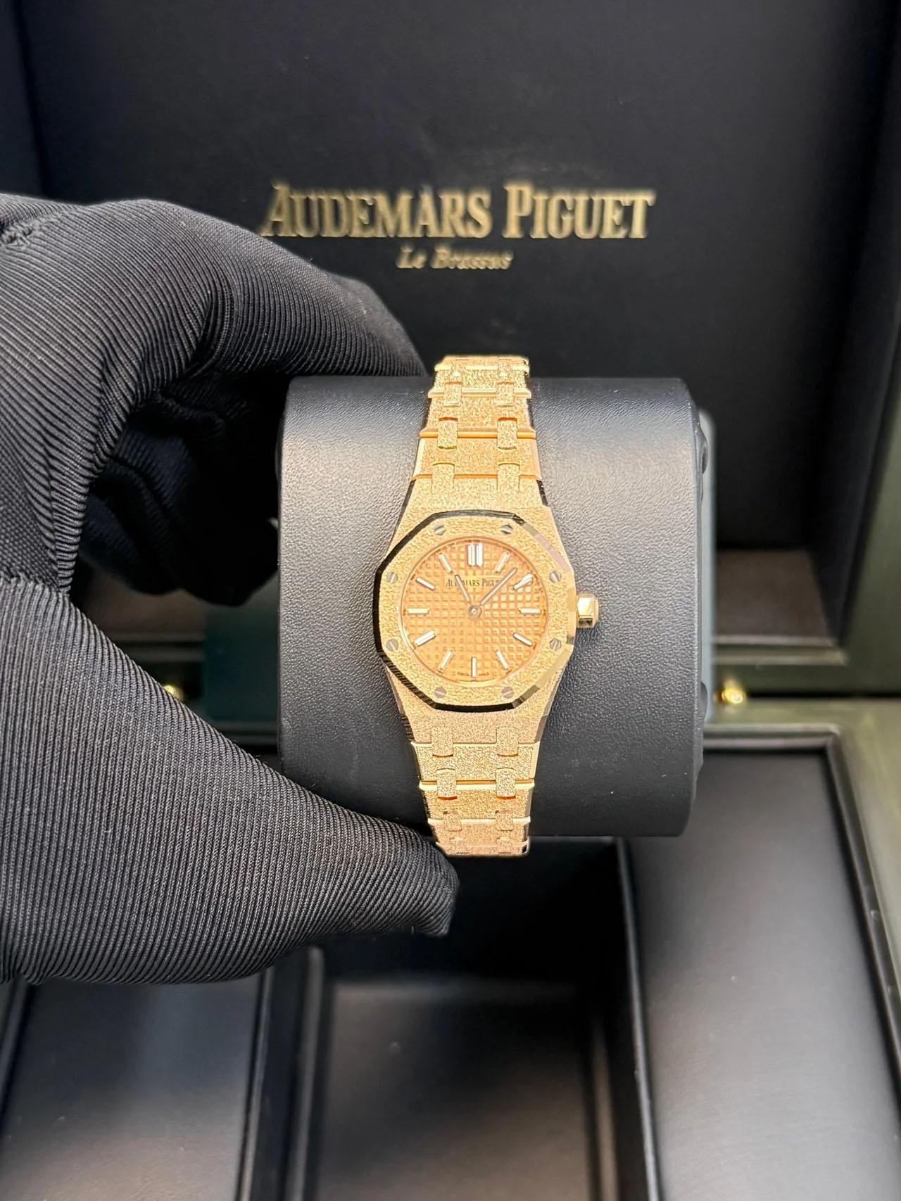 Audemars Piguet ROYAL OAK MINI FROSTED GOLD QUARTZ Ref. 67630OR.GG.1312OR.01 im Angebot 1