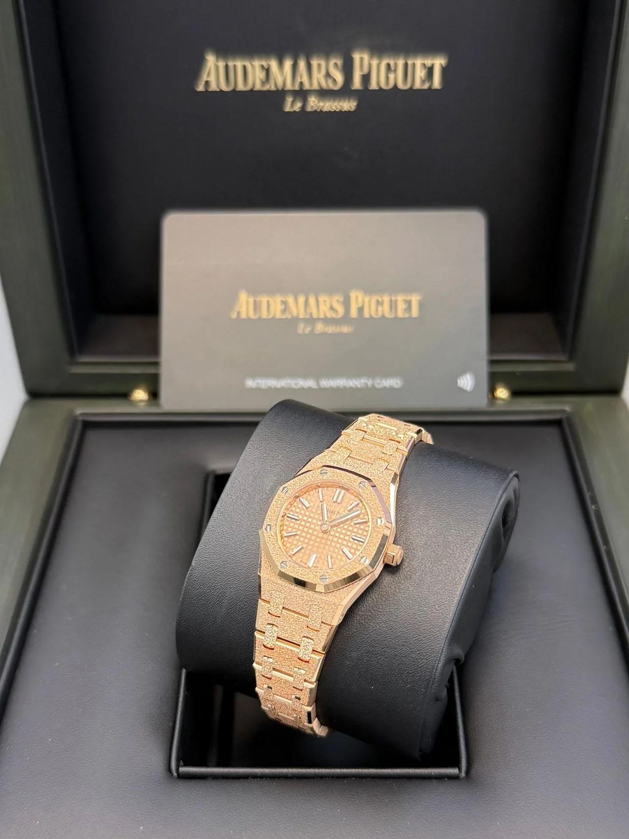 Audemars Piguet ROYAL OAK MINI FROSTED GOLD QUARTZ Ref. 67630OR.GG.1312OR.01 im Angebot 3