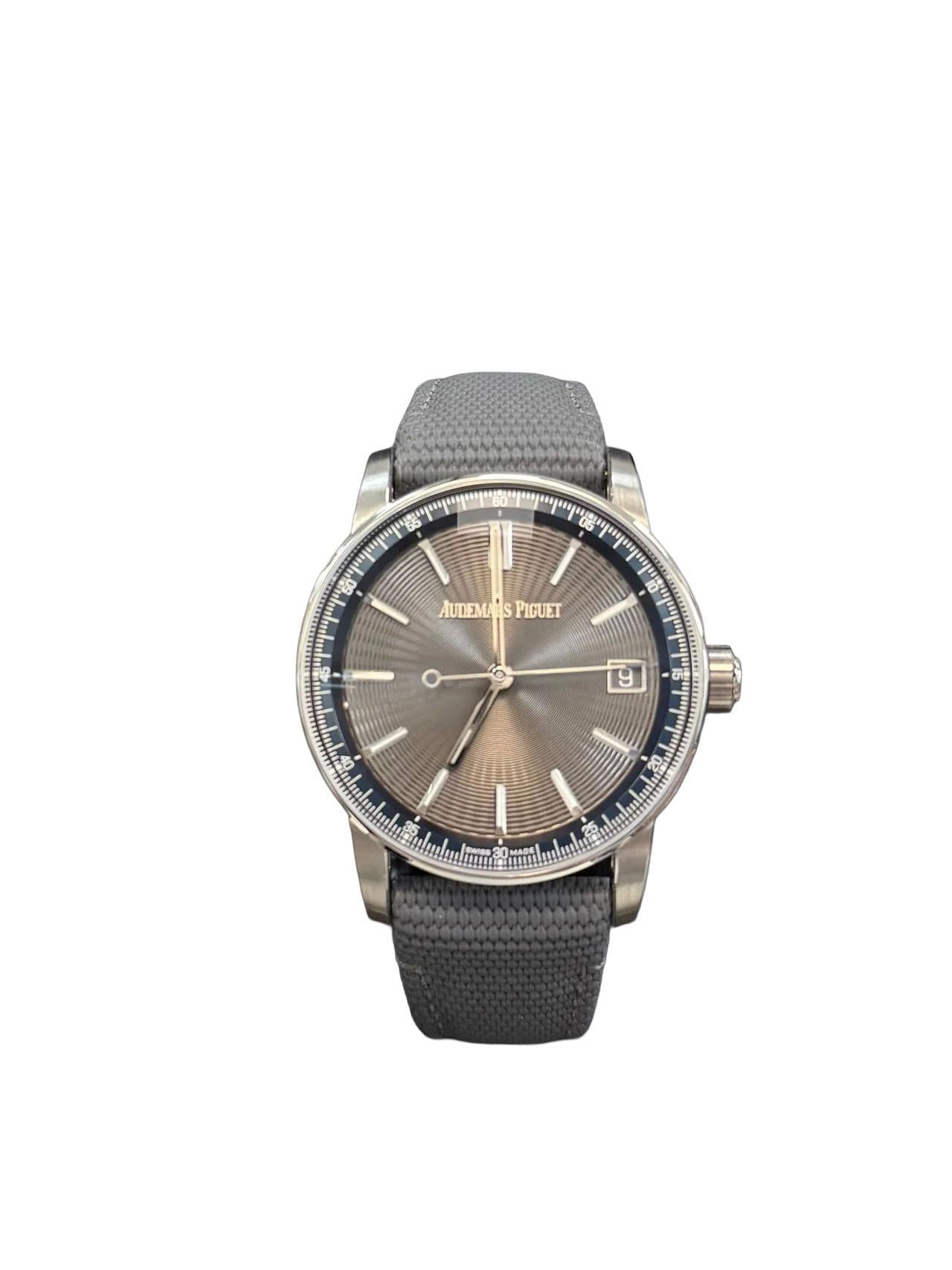 Este sofisticado reloj se distingue por su caja de acero inoxidable de 41 mm, robusta y elegante a la vez. La caja está equipada con un cristal de zafiro de doble curvatura antideslumbrante, así como con un fondo de zafiro antideslumbrante, que