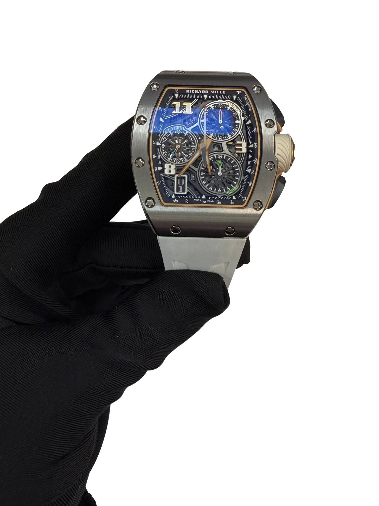 Il cronografo Richard Mille RM 72-01 Lifestyle è una testimonianza dell'innovazione pionieristica del marchio, con il primo movimento cronografico sviluppato in-house interamente da Richard Mille. La leggera cassa in titanio Grado 5, che misura