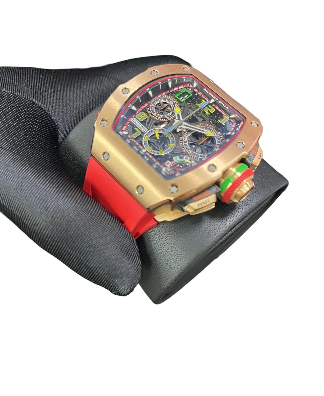 El deportivo RM 65-01 es un sorprendente ejemplo de la maestría de Richard Mille en alta relojería y materiales innovadores. Su audaz caja en forma de tonel de 44,5 mm x 49,94 mm está fabricada en lujoso oro rosa, mientras que el núcleo interior