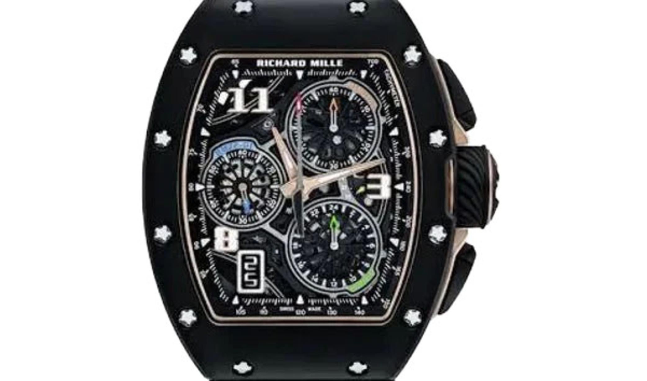 El Richard Mille RM 72-01 2022 es una sorprendente demostración de relojería contemporánea, meticulosamente elaborada en cerámica negra para conseguir una estética atrevida y moderna. Su caja de 38,4 mm alberga una esfera transparente y calada, que