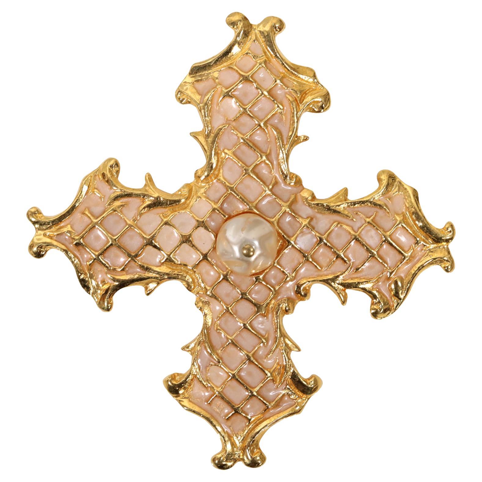 Cruz vintage Christian Lacroix de esmalte y perlas de imitación Circa años 90