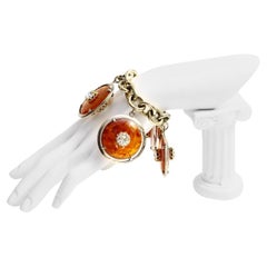 Nettie Rosenstein d'epoca  Bracciale misto con tartaruga finta penzolante Circa 1960
