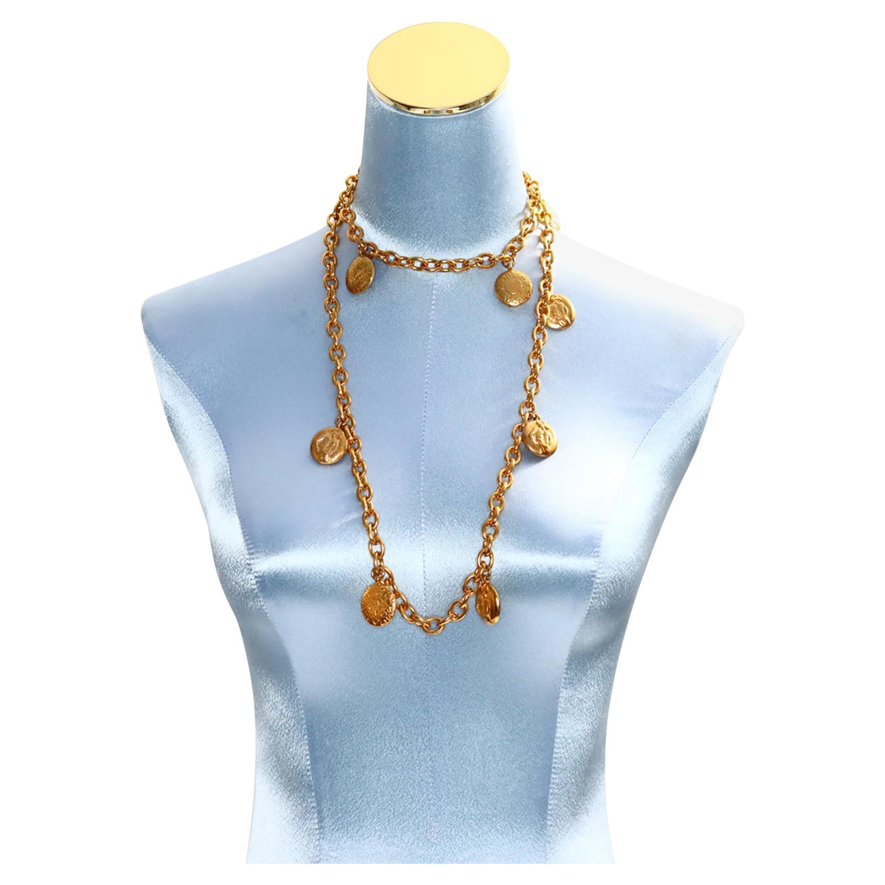Vintage Chanel Disco de Oro Chanel y Coco en Collar Largo Circa 1980s en venta